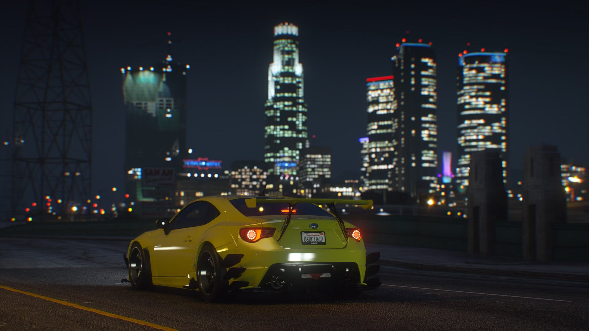 “高新体育中心健力赛:选手凭借超强体能和技术力破纪录”